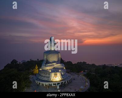 Vue aérienne Phuket grand Bouddha dans beau coucher de soleil. Le soleil brille à travers les nuages impact sur la surface de l'océan la beauté de la statue s'adapte parfaitement W. Banque D'Images