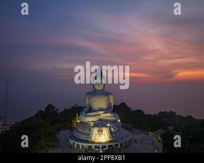Vue aérienne Phuket grand Bouddha dans beau coucher de soleil. Le soleil brille à travers les nuages impact sur la surface de l'océan la beauté de la statue s'adapte parfaitement W. Banque D'Images