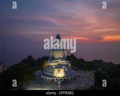 Vue aérienne Phuket grand Bouddha dans beau coucher de soleil. Le soleil brille à travers les nuages impact sur la surface de l'océan la beauté de la statue s'adapte parfaitement W. Banque D'Images