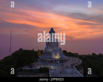 Vue aérienne Phuket grand Bouddha dans beau coucher de soleil. Le soleil brille à travers les nuages impact sur la surface de l'océan la beauté de la statue s'adapte parfaitement W. Banque D'Images