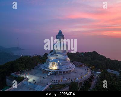 Vue aérienne Phuket grand Bouddha dans beau coucher de soleil. Le soleil brille à travers les nuages impact sur la surface de l'océan la beauté de la statue s'adapte parfaitement W. Banque D'Images
