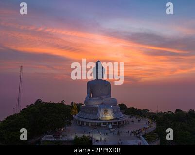 Vue aérienne Phuket grand Bouddha dans beau coucher de soleil. Le soleil brille à travers les nuages impact sur la surface de l'océan la beauté de la statue s'adapte parfaitement W. Banque D'Images