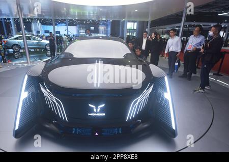 SHANGHAI, CHINE - 18 AVRIL 2023 - les visiteurs découvrent le cockpit intelligent holographique de nouvelle génération de Hongqi au salon de l'auto de Shanghai à Shangha Banque D'Images