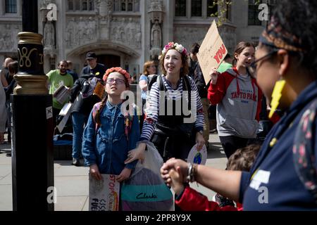 Londres, Royaume-Uni. 22nd avril 2023. Un jeune manifestant vu avec son tuteur pendant la manifestation à Westminster. Extinction les rébellions, un groupe de masse d'activistes de différentes disciplines, dont la principale préoccupation est la crise climatique, poursuivent le deuxième jour de leur campagne de masse le jour de la Terre. C'est la première campagne depuis que le groupe s'est engagé à s'éloigner des méthodes perturbatrices controversées depuis la fin de l'année dernière. (Photo de Hesther ng/SOPA Images/Sipa USA) crédit: SIPA USA/Alay Live News Banque D'Images