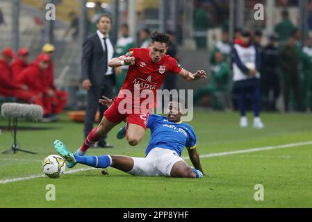 Alger. 23rd avril 2023. Aimen Bouguerra (L) du CR Belouizdad est accompagné de Bongani Zungu de Mamelodi Sundowns le quart-finale 2022/2023 de la Ligue des champions de la CAF 1st match de football entre le CR Belouizdad d'Algérie et les Mamelodi Sundowns d'Afrique du Sud au stade Nelson Mandela à Alger, Algérie, 22 avril 2023. Credit: Xinhua/Alay Live News Banque D'Images