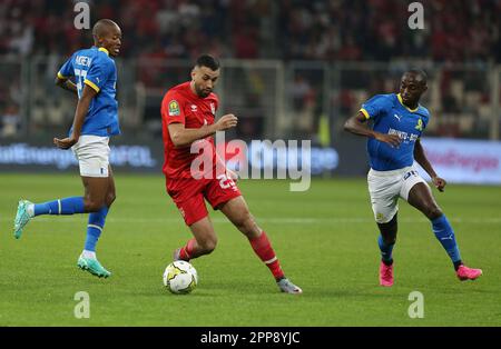 Alger. 23rd avril 2023. Miloud Rebiai (C) du CR Belouizdad participe au quart-finale 1st du match de football de la Ligue des champions de la CAF 2022/2023 entre le CR Belouizdad d'Algérie et les Sundowns de Mamelodi d'Afrique du Sud au stade Nelson Mandela à Alger, en Algérie, au 22 avril 2023. Credit: Xinhua/Alay Live News Banque D'Images