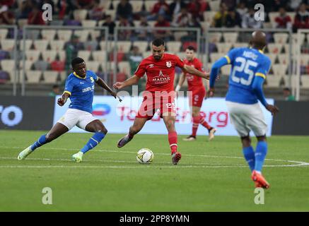 Alger. 23rd avril 2023. Miloud Rebiai (C) du CR Belouizdad participe au quart-finale 1st du match de football de la Ligue des champions de la CAF 2022/2023 entre le CR Belouizdad d'Algérie et les Sundowns de Mamelodi d'Afrique du Sud au stade Nelson Mandela à Alger, en Algérie, au 22 avril 2023. Credit: Xinhua/Alay Live News Banque D'Images