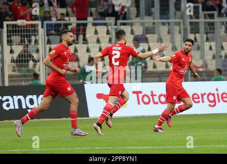 Alger. 23rd avril 2023. Miloud Rebiai (L) du CR Belouizdad réagit après avoir marqué le match de football de la Ligue des champions de la CAF 2022/2023 lors de la quart-finale 1st de la Ligue des champions entre le CR Belouizdad d'Algérie et les Sundowns de Mamelodi d'Afrique du Sud au stade Nelson Mandela à Alger, en Algérie, au 22 avril 2023. Credit: Xinhua/Alay Live News Banque D'Images