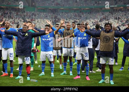 Alger. 23rd avril 2023. Les joueurs de Mamelodi Sundowns fêtent après le quart-final de la Ligue des champions de la CAF 2022/2023, match de football à 1st jambes entre le CR Belouizdad d'Algérie et les Mamelodi Sundowns d'Afrique du Sud au stade Nelson Mandela d'Alger, en Algérie, au 22 avril 2023. Credit: Xinhua/Alay Live News Banque D'Images