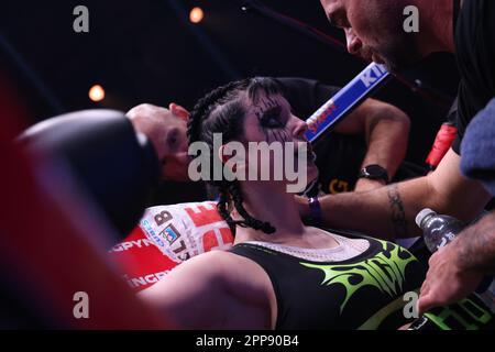 LONDRES, Royaume-Uni - AVRIL 22 : Avery Pongracz combat Whitney Johns dans son combat de 140 livres lors de l'événement du tournoi Kingpyn High Stakes à OVO Arena Wembley on 22 avril 2023 à Londres, Royaume-Uni. (Photo de Vianney Lecaer/PxImages) Banque D'Images