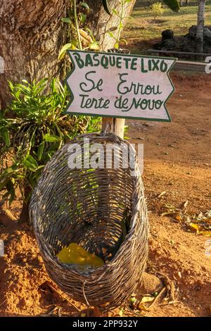 Panier de déchets en osier avec inscription dans un Lodge amazonien San Jose do Rio Claro, Mato Grosso, Brésil Banque D'Images