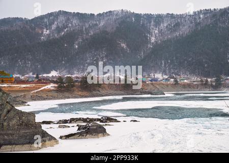 Rapides de la rivière Altaï Katun avec des berges couvertes de glace et de neige en hiver près de la colonie d'Elekmonar, en Sibérie, en Russie Banque D'Images