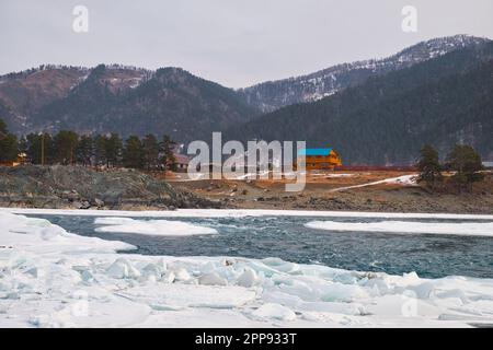 Rapides de la rivière Altaï Katun avec des berges couvertes de glace et de neige en hiver près de la colonie d'Elekmonar, en Sibérie, en Russie Banque D'Images