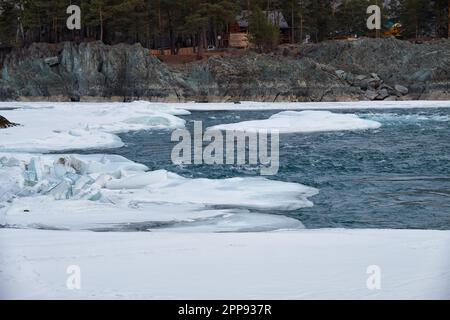 Rapides de la rivière Altaï Katun avec des berges couvertes de glace et de neige en hiver près de la colonie d'Elekmonar, en Sibérie, en Russie Banque D'Images