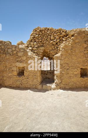 Dovecote sur les ruines de Masada dans le sud du désert de Judée en Israël Banque D'Images