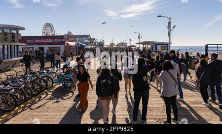 Les grandes foules sur la jetée de Santa Monica en Californie aux États-Unis ont pris sur 5 février 2023 Banque D'Images