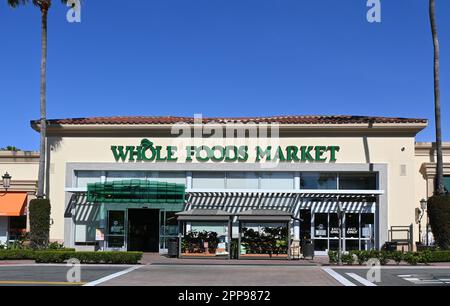 NEWPORT BEACH, CALIFORNIE - 22 avril 2023 : marché des aliments entiers dans Fashion Island. Banque D'Images