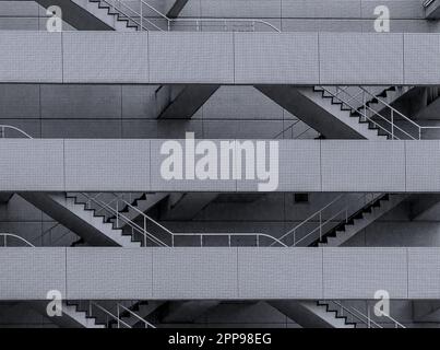 Escaliers entre les étages d'un immeuble commercial moderne et futuriste à Yokoyama, au Japon Banque D'Images