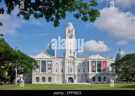 Victoria Theatre et Victoria Memorial Hall avec tour d'horloge centrale; près de la rivière Singapour dans le quartier colonial de Singapour Banque D'Images