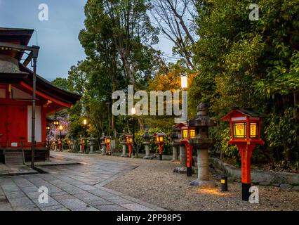 Kyoto, Japon - 24 mars 2023 : chemin lumineux menant du sanctuaire de Yaasaka au parc Maruyama à Gion, Kyoto, Japon Banque D'Images