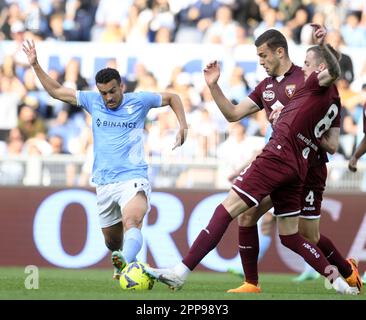 Rome, Italie. 22nd avril 2023. Pedro (L) du Latium rivalise avec Ivan Ilic de Turin lors d'une série Un match de football entre le Latium et Turin à Rome, Italie, 22 avril 2023. Credit: Augusto Casasoli/Xinhua/Alamy Live News Banque D'Images