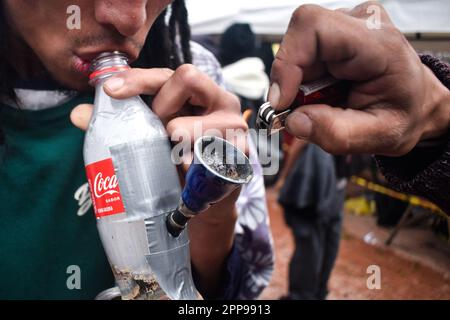 Les gens détiennent du cannabis pour construire des cigarettes pendant les célébrations de la Journée du cannabis 420 à Bogota, Colombie sur 20 avril 2023. Photo de: Cristian Bayona/long Visual Press Banque D'Images