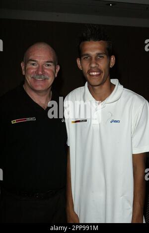 Rob de Castella, coureur de marathon australien, avec Joseph Davies, coureur australien indigène, qui est l'entraîneur ed de Castella pour le marathon de New York 2010. La conférence de presse qui s'est tenue à l'approche du marathon annuel de City to Surf. Attirant un nombre record de 80 000 participants, il s'agit de la plus grande course annuelle au monde. Qui se tiendra sur 8 août, la course de 14 kilomètres s'étend du quartier des affaires de Sydney jusqu'aux rives de la plage de Bondi. Sydney, Australie - 06.08.10 Banque D'Images