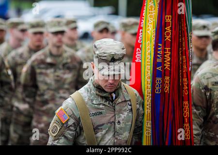 Bucarest, Roumanie - 5 avril 2023 : militaires de la division montagne 10th et de la division aéroportée 101st (assaut aérien), tous deux de l'armée américaine, à Banque D'Images