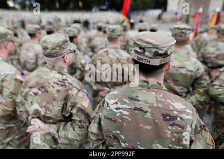 Bucarest, Roumanie - 5 avril 2023 : militaires de la division montagne 10th et de la division aéroportée 101st (assaut aérien), tous deux de l'armée américaine, à Banque D'Images