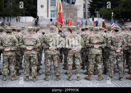 Bucarest, Roumanie - 5 avril 2023 : militaires de la division montagne 10th et de la division aéroportée 101st (assaut aérien), tous deux de l'armée américaine, à Banque D'Images