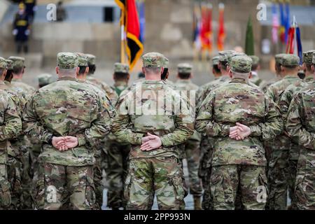 Bucarest, Roumanie - 5 avril 2023 : militaires de la division montagne 10th et de la division aéroportée 101st (assaut aérien), tous deux de l'armée américaine, à Banque D'Images