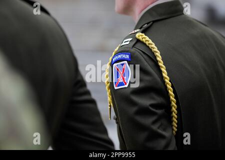 Bucarest, Roumanie - 5 avril 2023 : militaires de la division montagne 10th et de la division aéroportée 101st (assaut aérien), tous deux de l'armée américaine, à Banque D'Images