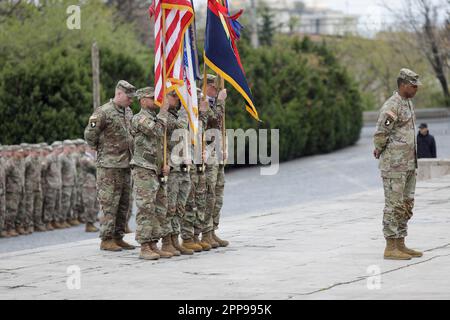 Bucarest, Roumanie - 5 avril 2023 : militaires de la division montagne 10th et de la division aéroportée 101st (assaut aérien), tous deux de l'armée américaine, à Banque D'Images