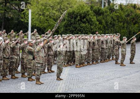 Bucarest, Roumanie - 5 avril 2023 : militaires de la division montagne 10th et de la division aéroportée 101st (assaut aérien), tous deux de l'armée américaine, à Banque D'Images