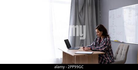 Conférence en ligne. Enseignante professionnelle donnant une conférence virtuelle, faisant appel vidéo pour les étudiants, assis à table près du tableau blanc avec la grammaire Banque D'Images