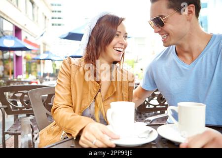 Cette date va bien. Un couple heureux ayant un café à l'extérieur d'un café avec copyspace. Banque D'Images