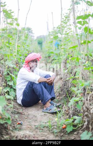 Pauvre agriculteur indien dans la ferme, triste agriculteur, perte d'agriculteur Banque D'Images