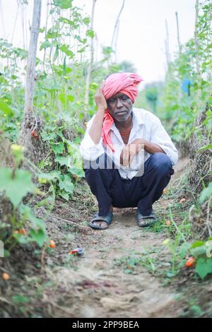 Pauvre agriculteur indien dans la ferme, triste agriculteur, perte d'agriculteur Banque D'Images