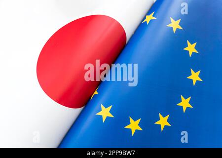 Drapeaux Union européenne et Japon. Le concept des relations internationales entre les pays. L'état des gouvernements. Banque D'Images