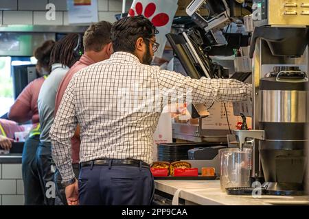 Chick-fil-A les membres de l'équipe qui remplissent les commandes d'aliments à Ormand Beach, en Floride. (ÉTATS-UNIS) Banque D'Images