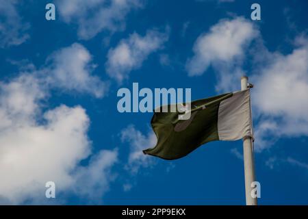 Drapeau national du Pakistan agitant dans de belles ondes de ciel, pole, national, nuages, coup, liberté Banque D'Images