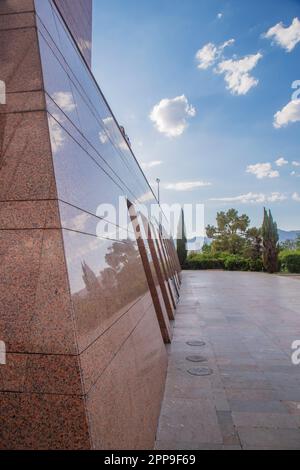 Vue latérale du Pakistan Monument Marble marron au coeur d'Islamabad, Pakistan ville: Islamabad pays: Pakistan mois: Avril Date: 21st année: 2023 Banque D'Images