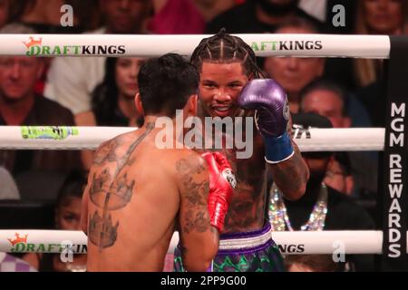 LAS VEGAS, NEVADA -22 avril: (R-L) Gervonta Davis et Ryan Garcia se battent dans le cadre de l'événement principal de 12 tours Lightweight bout à Premier Boxing Champions - Davis vs Garcia à T-Mobile Arena sur 22 avril 2023 à Las Vegas, Nevada. (Photo par Alejandro Salazar/PxImages) Banque D'Images