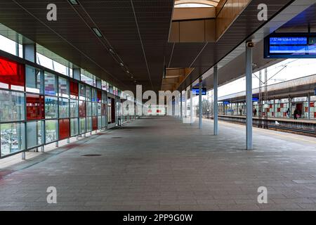 La plate-forme de la station Stadion à Varsovie. Architecture en Pologne. Chemins de fer polonais. Pologne, Mazovie, Varsovie Banque D'Images