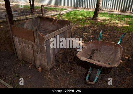 Gros plan DIY compost bac pour améliorer la fertilité et la structure du sol dans le jardin. Concept zéro déchet. Agriculture biologique. Banque D'Images