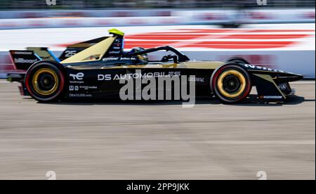 Berlin, Allemagne. 22nd avril 2023. Motorsport: Formule E: Berlin E-Prix à Tempelhofer Feld, course: Jean-Eric Vergne de l'équipe DS Penske Autosport sur la piste. Credit: Fabian Sommer/dpa/Alay Live News