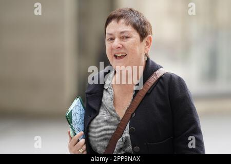 Mary Bousted, secrétaire générale conjointe de l'Union nationale de l'éducation (NEU) arrive à la BBC Broadcasting House à Londres, pour apparaître sur le programme d'actualité de la BBC One, dimanche avec Laura Kuenssberg. Date de la photo: Dimanche 23 avril 2023. Banque D'Images