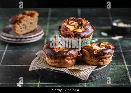 petits gâteaux au fromage cottage avec pétales d'amande et protéines sur fond vert. Photo de haute qualité Banque D'Images