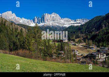 Vue panoramique sur la vallée de Tierser (Val di Tires) avec massif de Rosengarten (Catinaccio) en arrière-plan, Dolomites, Tiers-Tires, Trentin-Haut-Adige/Sud Banque D'Images