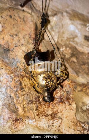 Gros plan d'un porte-bougie en laiton et en verre dans une ancienne église orthodoxe de Penteli, Grèce. Banque D'Images